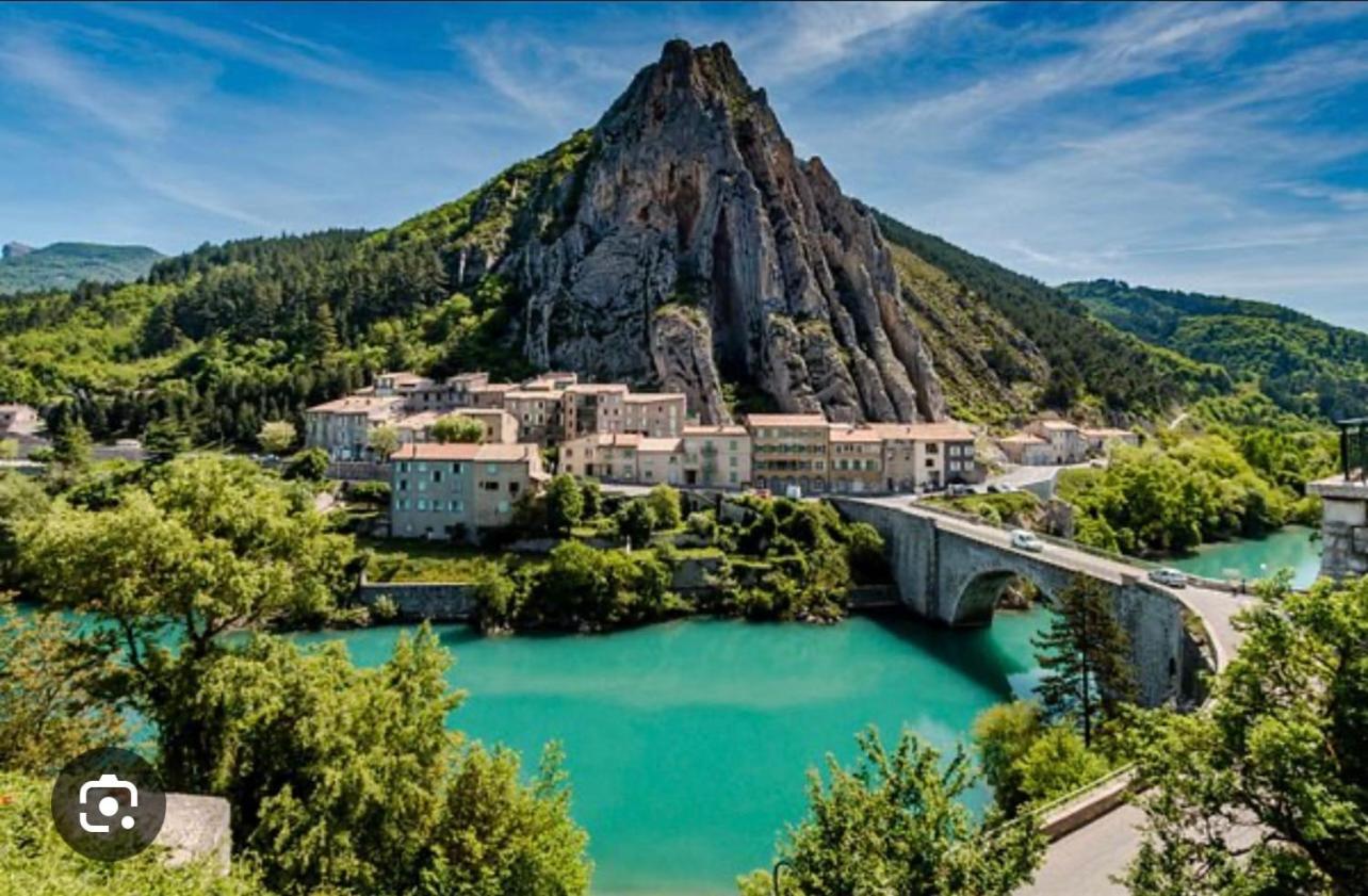 Tour De Babel Apartment Sisteron Bagian luar foto